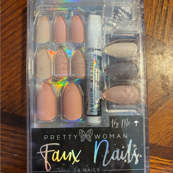 Pretty Woman Faux Nails Set - Picture 1 of 1